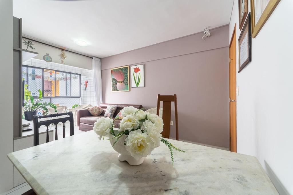 Apt 2 quartos com varanda próximo Praça Casa Forte o bairro mais agradável do Recife ARN901