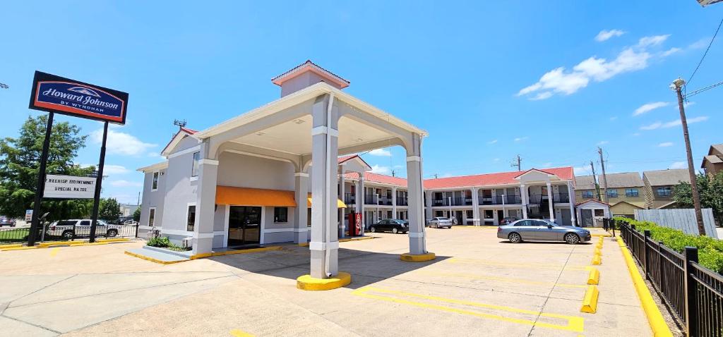 Howard Johnson by Wyndham Houston Heights/Downtown image
