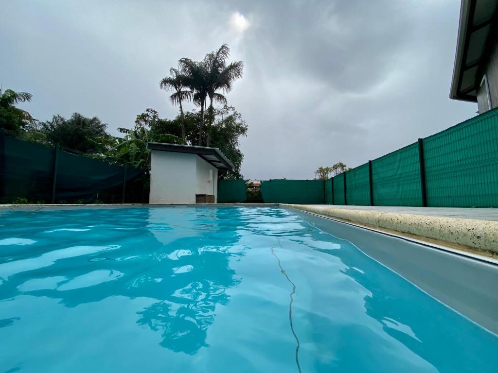 HomeStay Chambre Privée à Cayenne dans une maison de ville avec Piscine photo 1