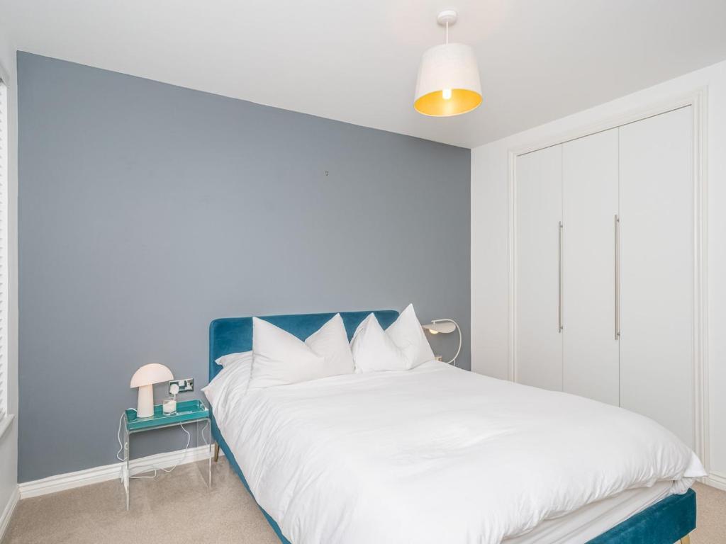 Cosy Modern Flat - Pass the Keys - Tap to explore photos