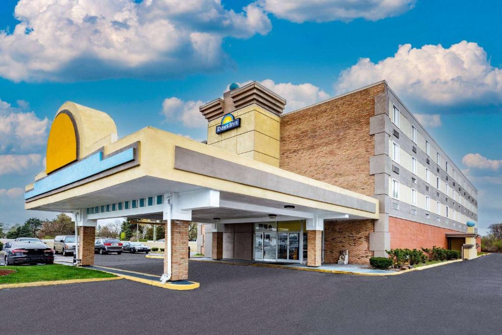 Days Inn by Wyndham Livonia Canton Detroit photo 1