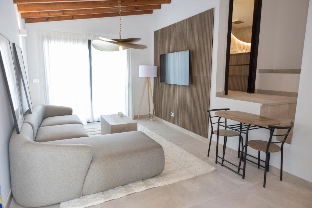 Large 5 bedroom Villa with heated pool + sea views - Tap to explore photos