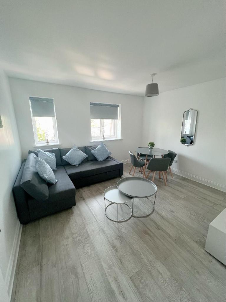 Flat 12 Palm Court - Tap to explore photos