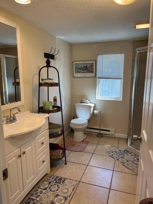 Cheerful pet-friendly bungalow right in town photo 1