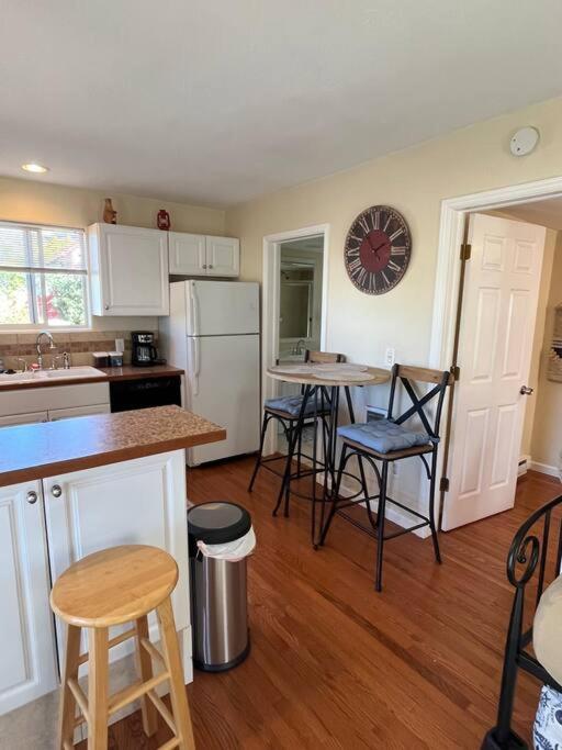 Cheerful pet-friendly bungalow right in town photo 4