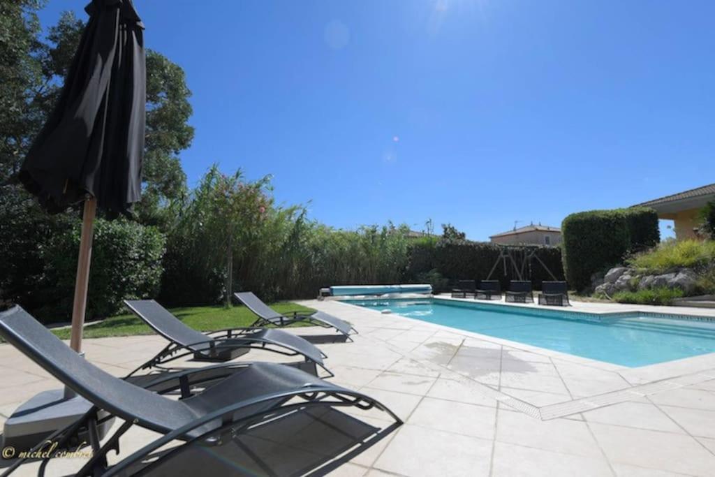 Villa avec piscine, salle de jeux photo 1