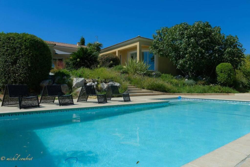 Villa avec piscine, salle de jeux photo 2