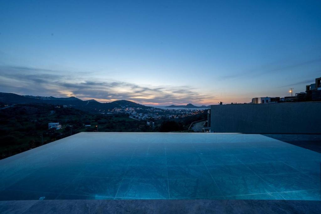 Hills Deluxe - Relaxed Luxury in style and serenity photo 1