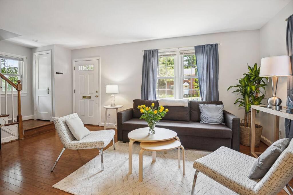 Arlington Colonial Oasis: 15-Minute Drive to Washington DC