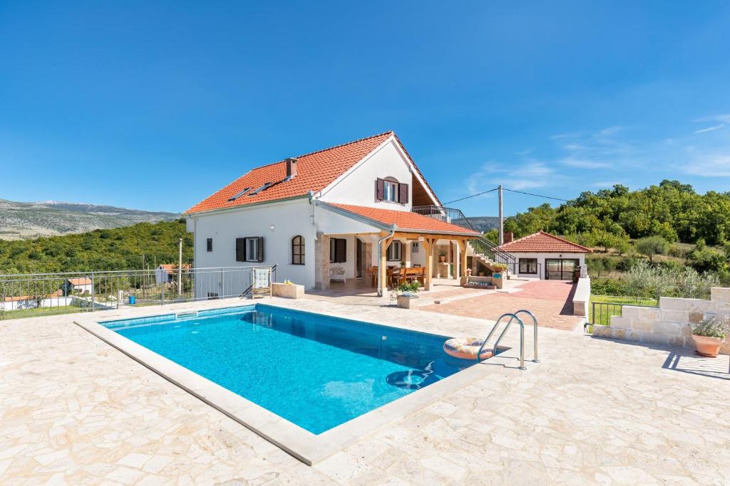 Luxury villa with heated pool & magnificent view