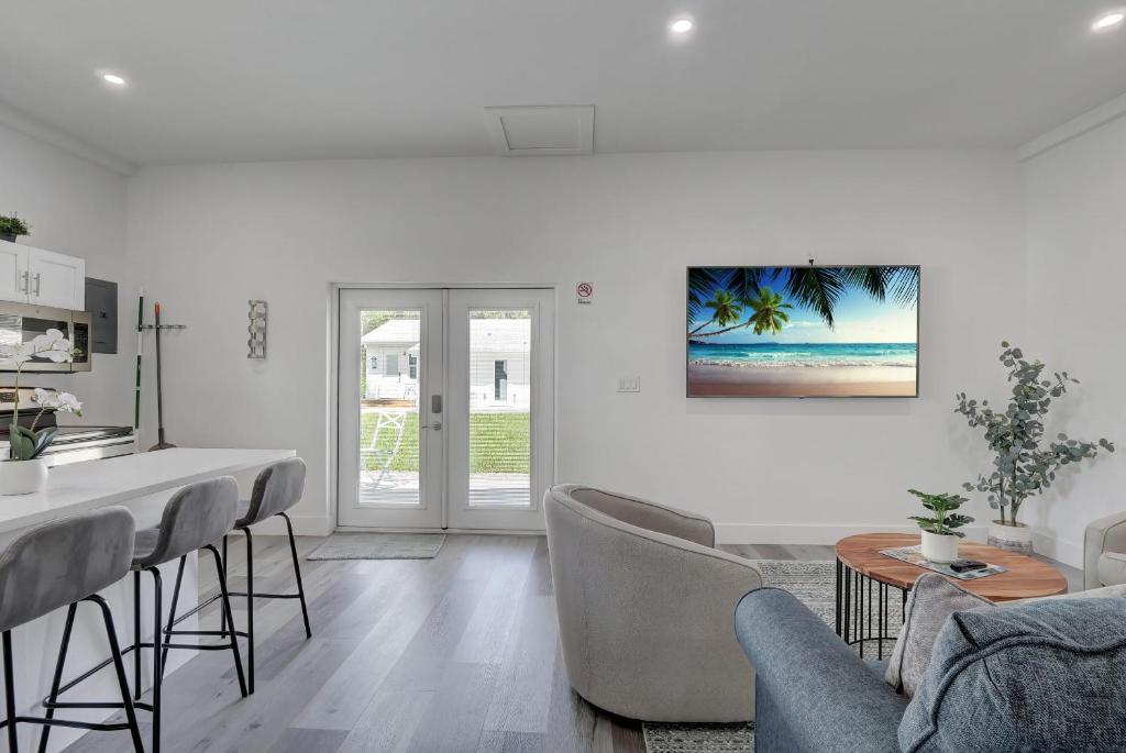 Guest House In a Downtown Bonita Springs Compound photo 1
