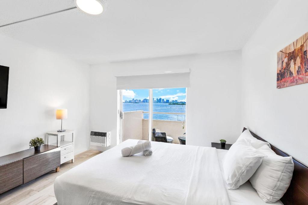 Bayshore Bliss- Cozy Space Pool Views image