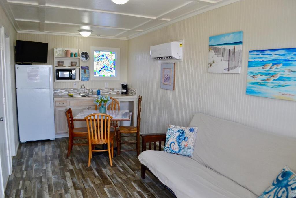 Blue Dolphin Inn and Cottages photo 4