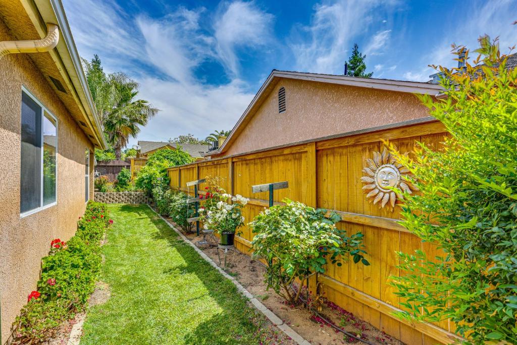 Peaceful Fresno Home, Near Popular Wineries! photo 1