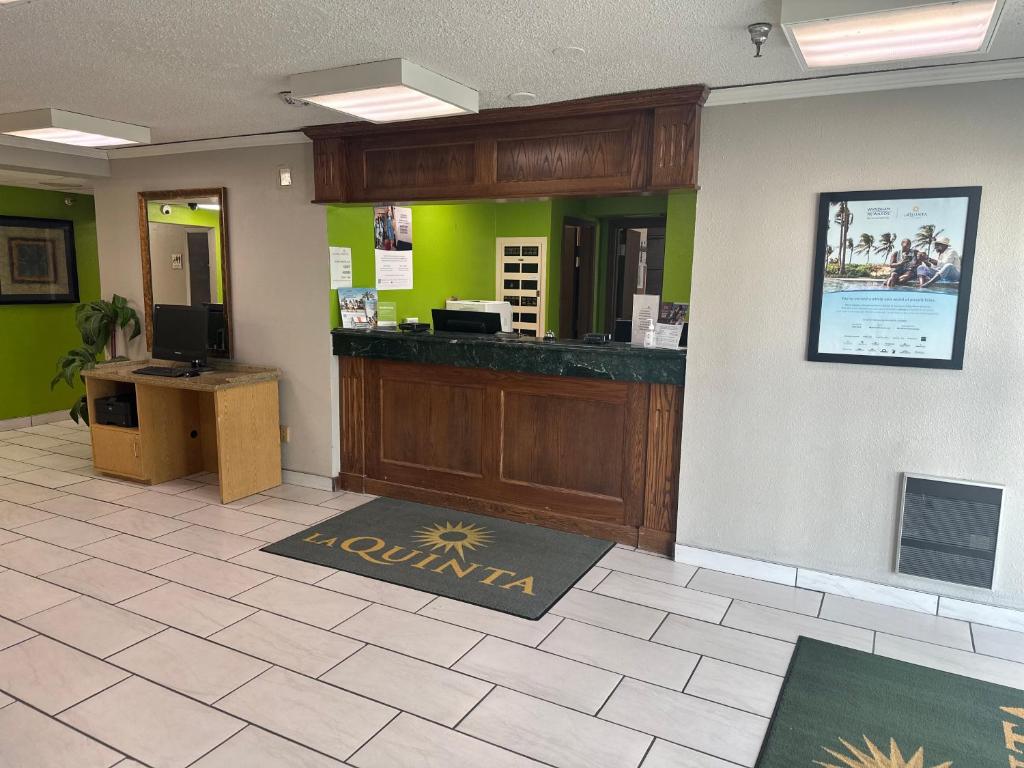 La Quinta Inn by Wyndham Omaha Southwest image