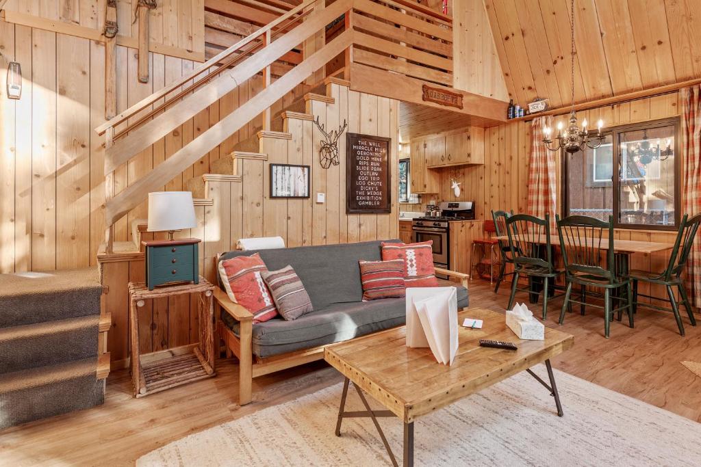 The Sugar Loft - Cozy cabin located in one of the quietest neighborhoods! Relax and recharge! photo 3