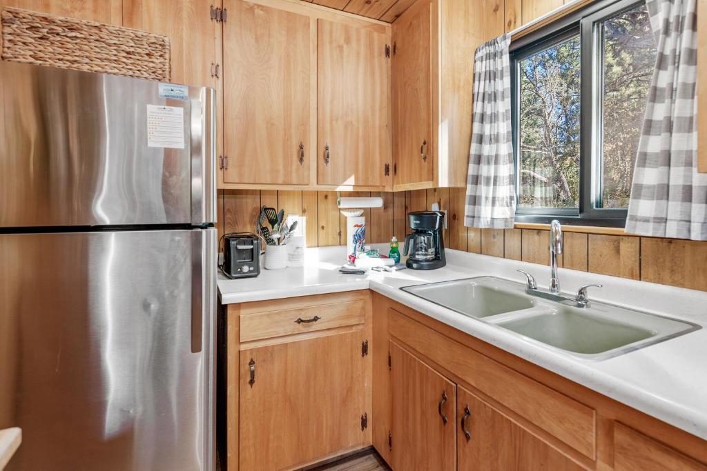 The Sugar Loft - Cozy cabin located in one of the quietest neighborhoods! Relax and recharge! photo 4