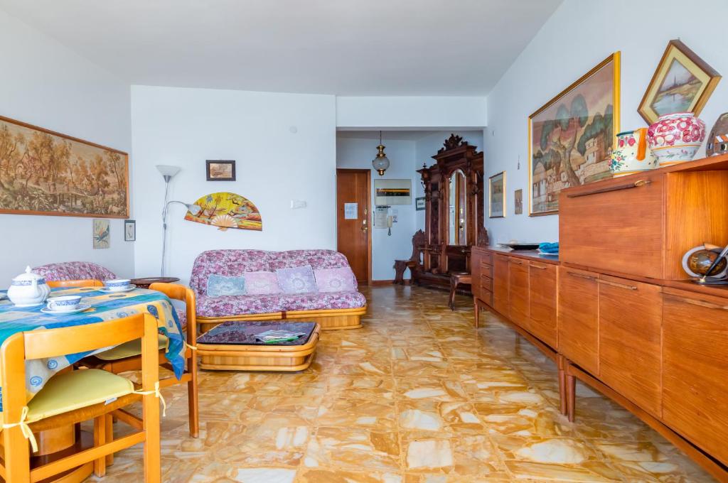 Blumele Lovely Sea View Apartment photo 4