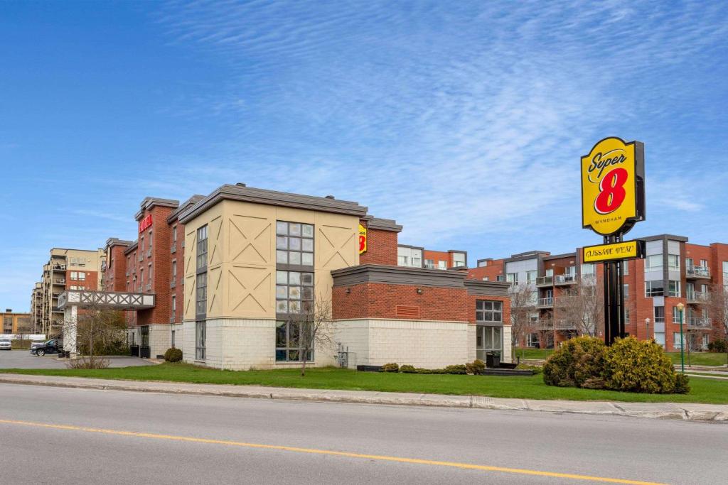 Super 8 by Wyndham Lachenaie/Terrebonne photo 1