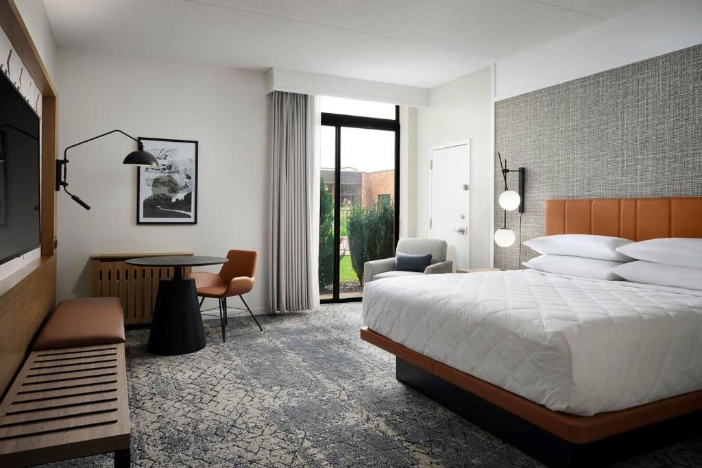 Sheraton Grand Rapids Airport Hotel image
