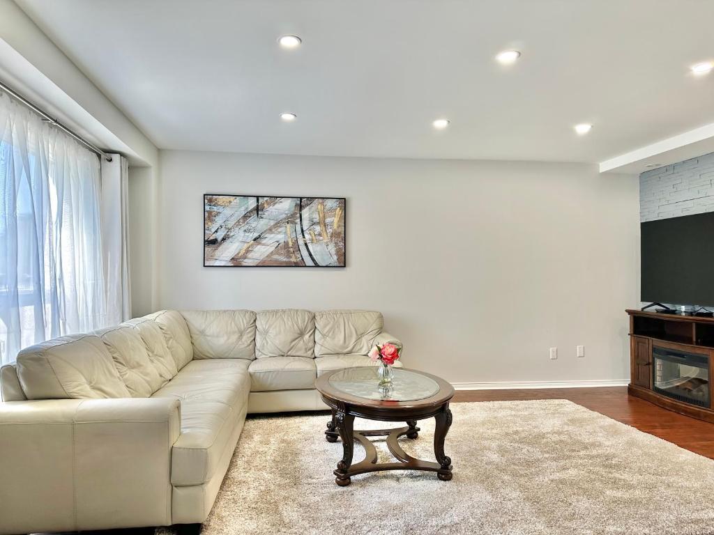 Lavish 4BR House Near Simcoe Lake & FH Resort photo 1