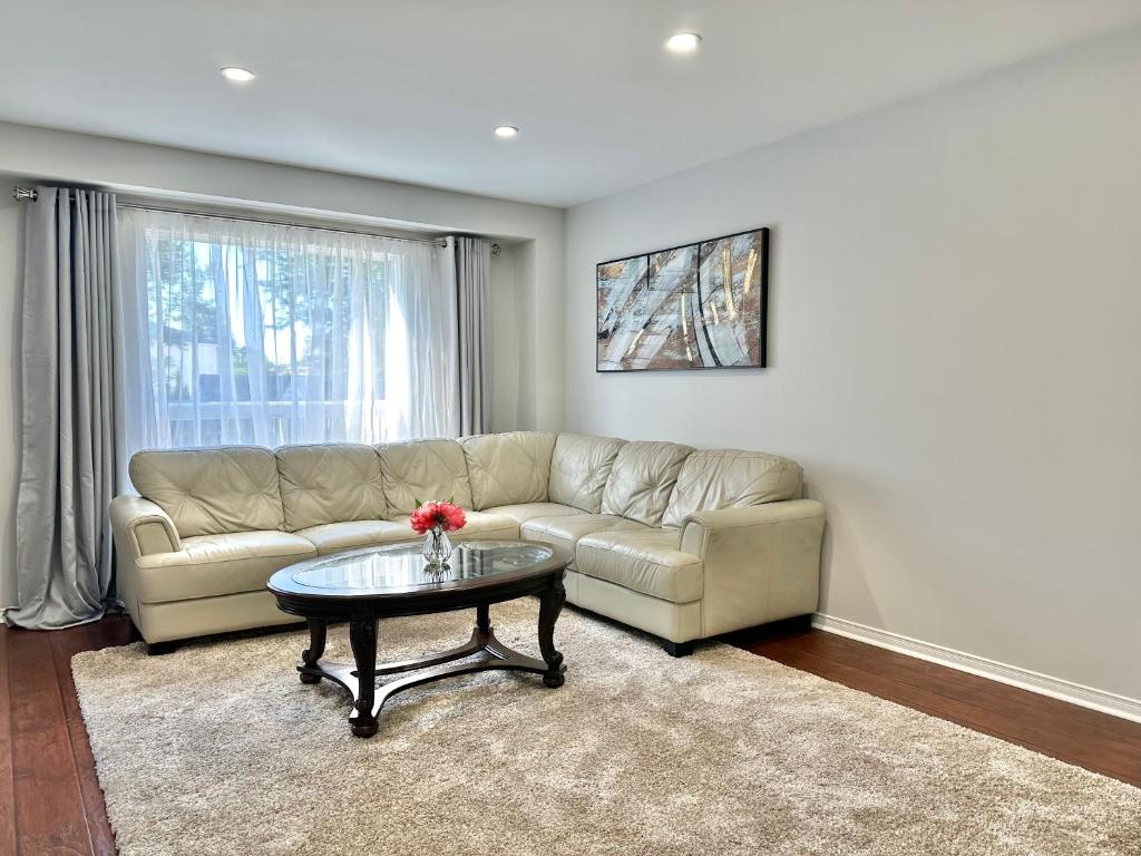 Lavish 4BR House Near Simcoe Lake & FH Resort photo 2