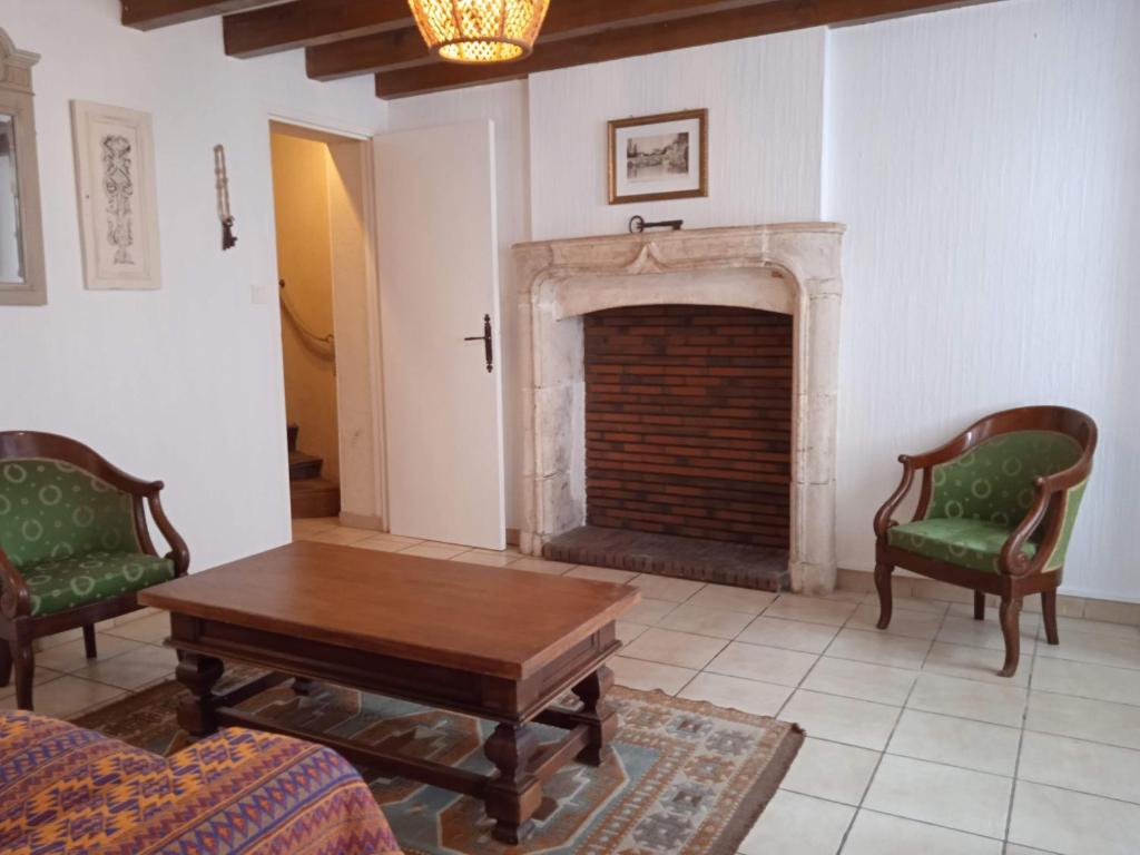 Charming detached 2 bedroom ancient house in medieval quarter of a small town in the Pays de la Loire, France photo 2