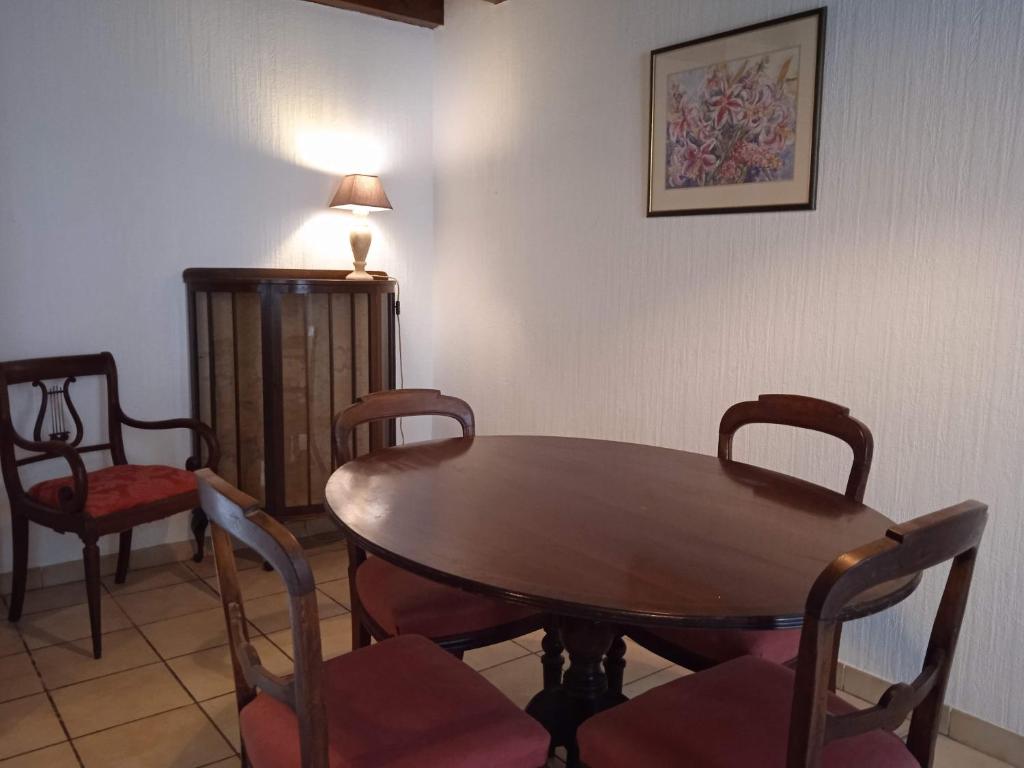 Charming detached 2 bedroom ancient house in medieval quarter of a small town in the Pays de la Loire, France photo 3