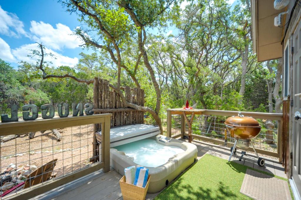 Snuggle Inn Wimberley Cabin with Fire Pit and Deck photo 2