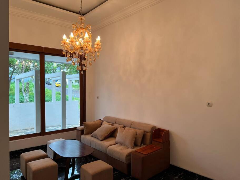Cozy villa with swimming Pool in Sentul photo 3