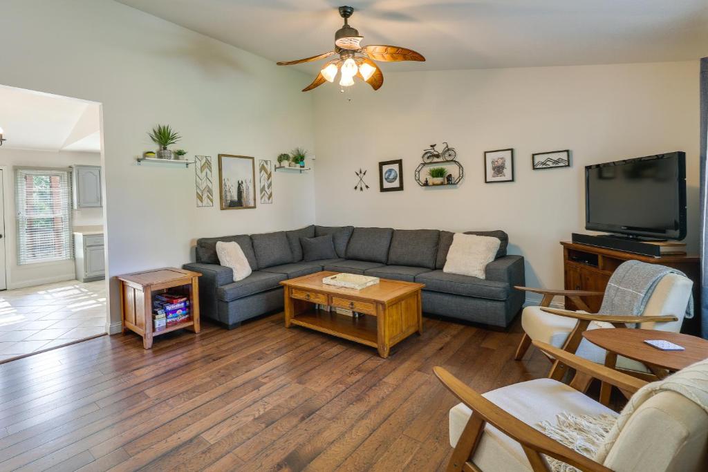 Single-Story Webb City Home with Deck and Gas Grill! photo 3