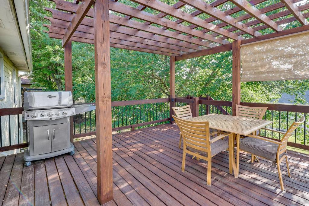 Single-Story Webb City Home with Deck and Gas Grill! photo 2