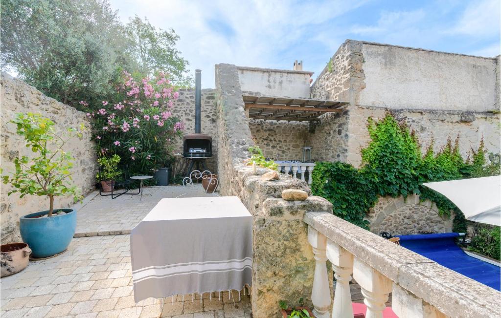 Nice Home In Montbazin With Outdoor Swimming Pool, Wifi And 2 Bedrooms photo 1