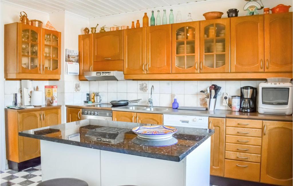 Beautiful Home In Slvesborg With Wifi And 5 Bedrooms photo 2