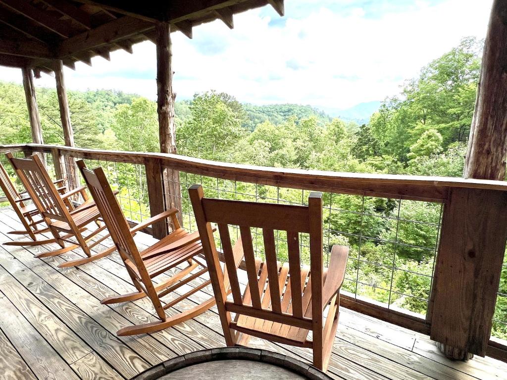 J Willy's Refuge cabin photo 3