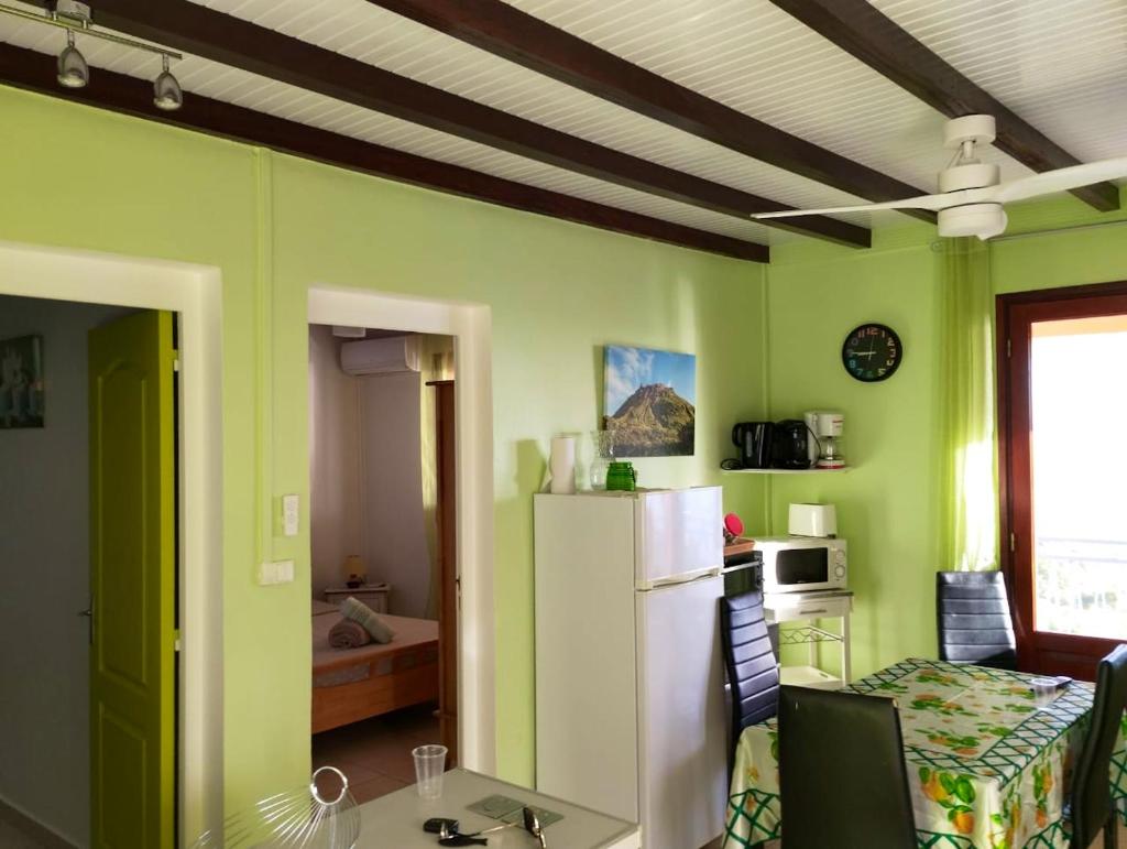 Appartement de 2 chambres avec vue sur la mer terrasse amenagee et wifi a Bouillante a 4 km de la plage photo 1