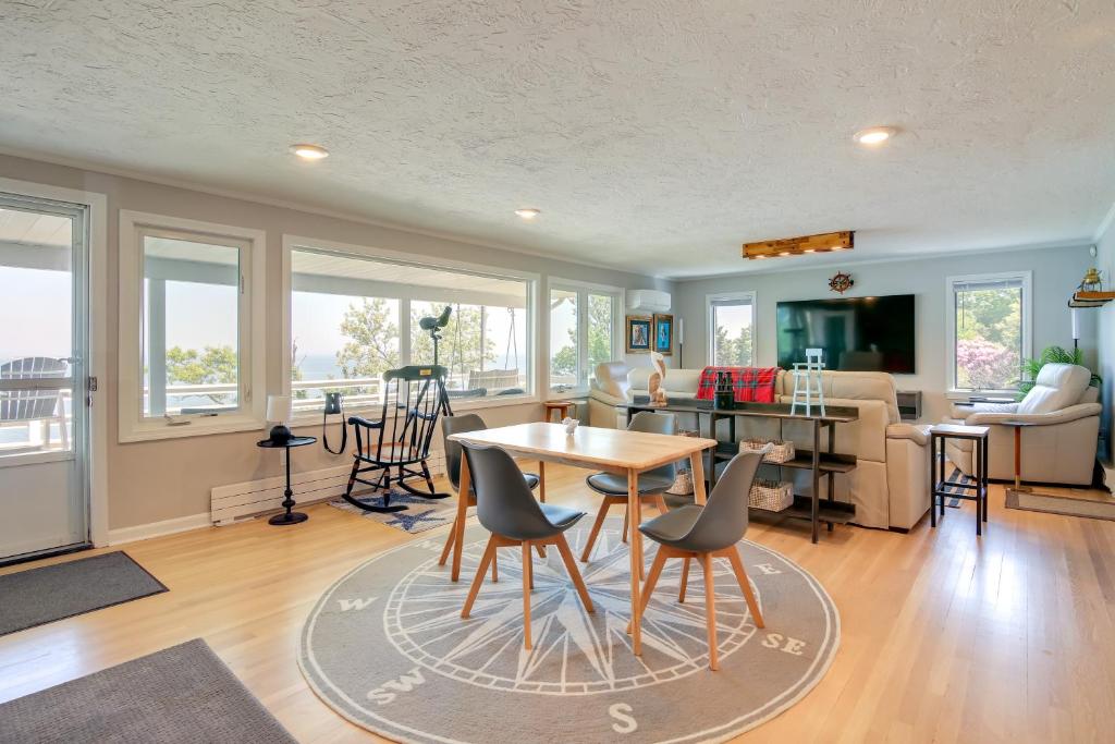 Bayfront Home with Deck - 4 Mi to Downtown Plymouth! photo 1
