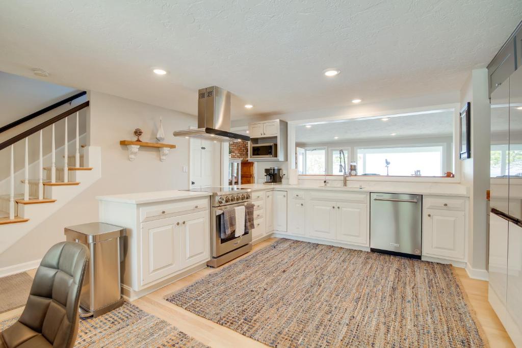 Bayfront Home with Deck - 4 Mi to Downtown Plymouth! photo 2