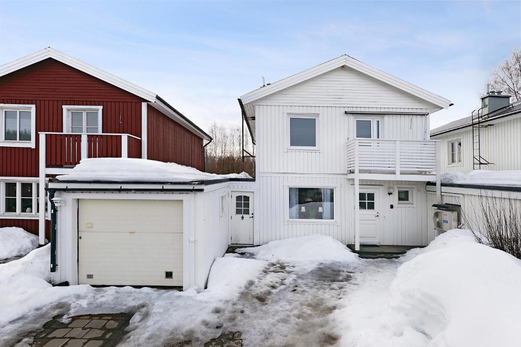 Cozy 3BR home by river & Piteå center photo 4