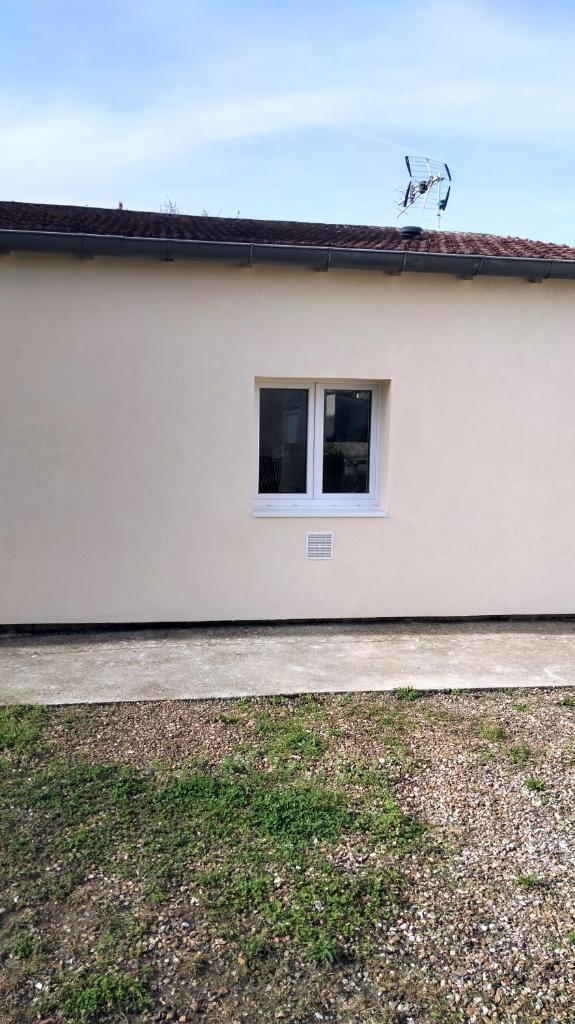 DÉPENDANCE EN CHAMBRE D'HÔTE AVEC JACUZZI PRIVATIF DANS LA CHAMBRE v photo 1