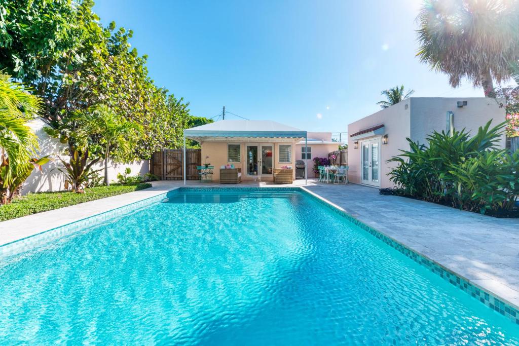 Peaceful Pink Orchid Beach House! Huge Pool! image