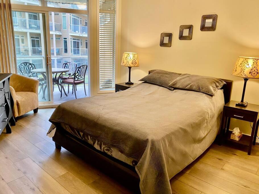 Downtown Kelowna 2 Bdrm 2 Bath Waterfront Condo photo 3
