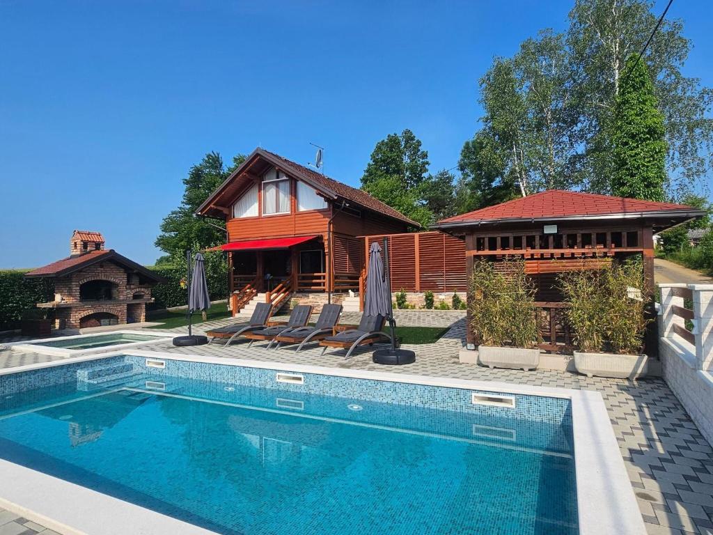 Secluded Cottage in Sveti Petar Mrežnički with Swimming Pool photo 1