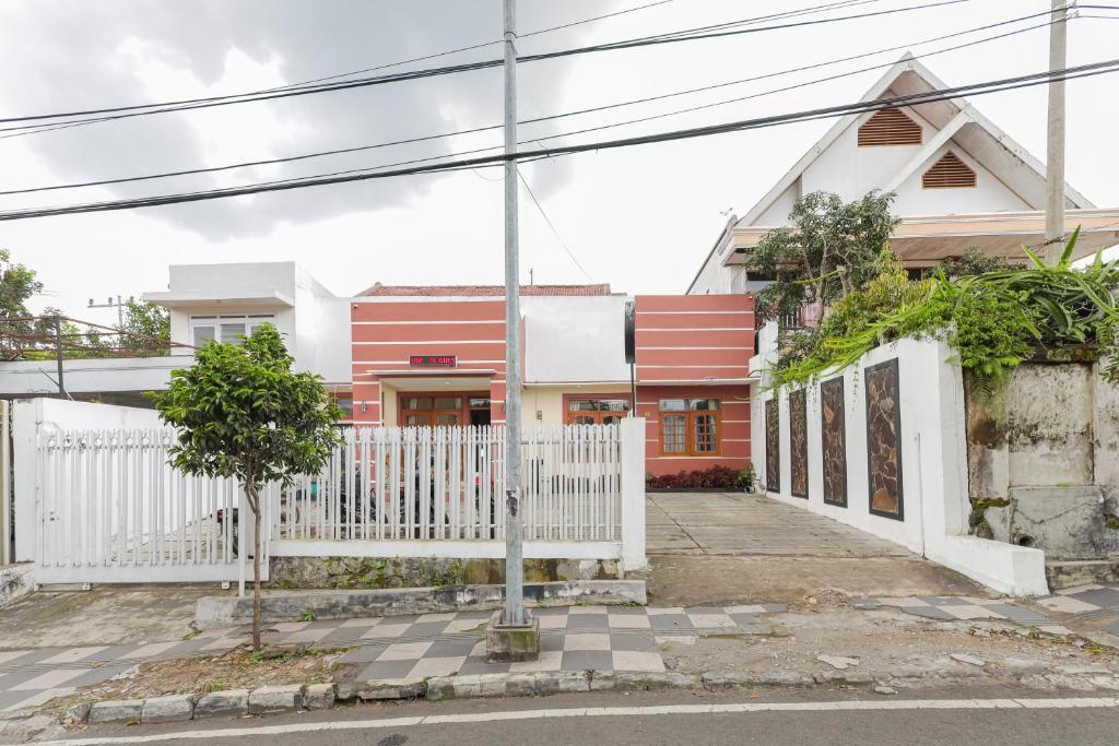 RedDoorz at WR Supratman Batu photo 4