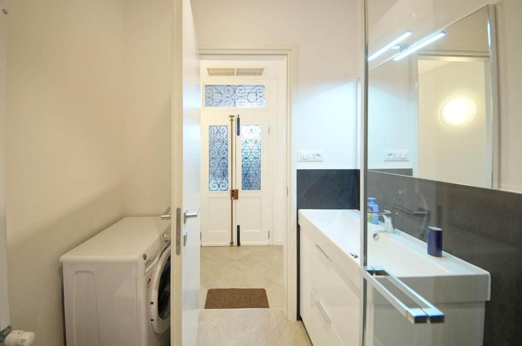 DolceVita Apartments N 515 Redentore - Tap to explore photos