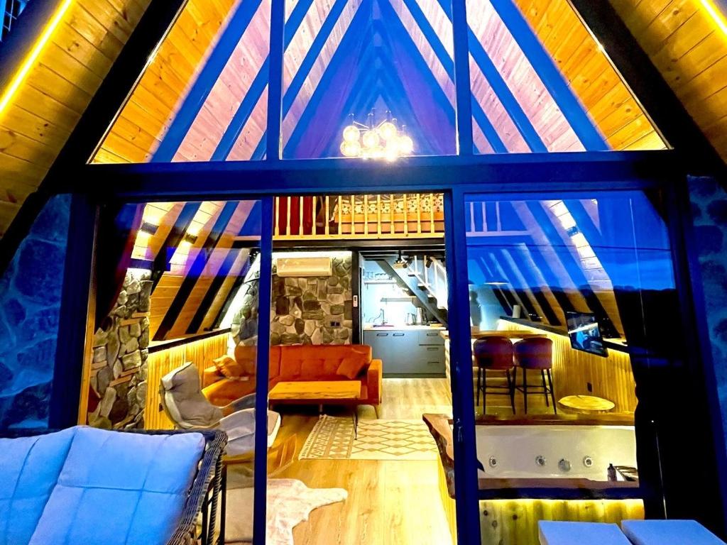 MİRANA BUNGALOV photo 2