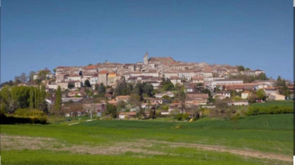 Lac Mondésir the little house and its Bastide photo 1