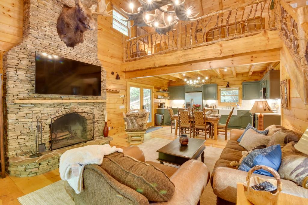 Luxurious Mountain Cabin with Chestatee River Access photo 2