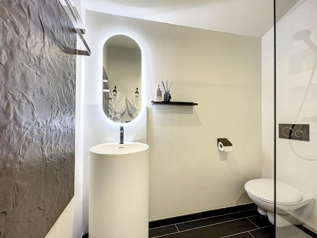 Suite Privative Rouge baiser - Spa & Jacuzzi - Love Room à Saint Etienne photo 4