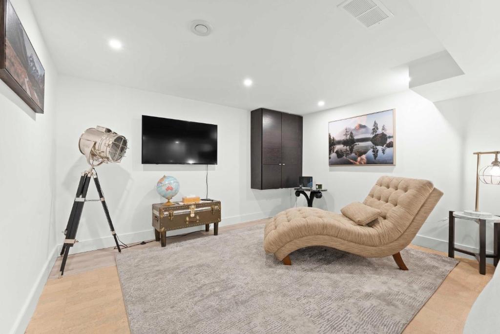 Spacious & fully equipped - Private studio apartment - lower level photo 3